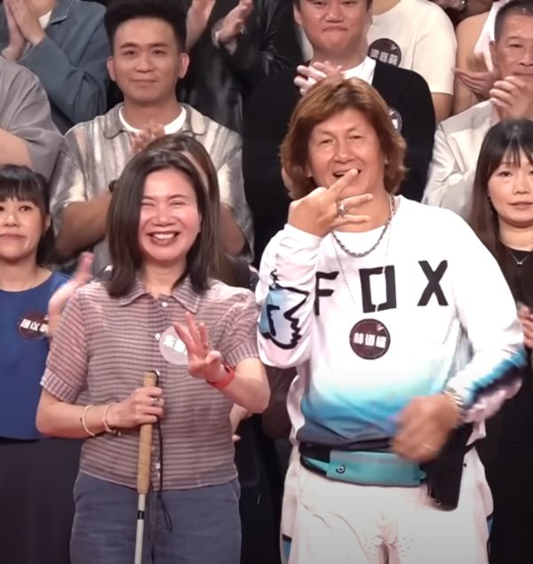 与周星驰梁朝伟是同学儿子是前TVB演员麻将胡了游戏65岁前男星参加比赛惹关注(图5)